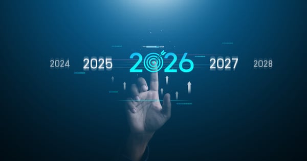 Mano señala blanco con flecha que dice 2026