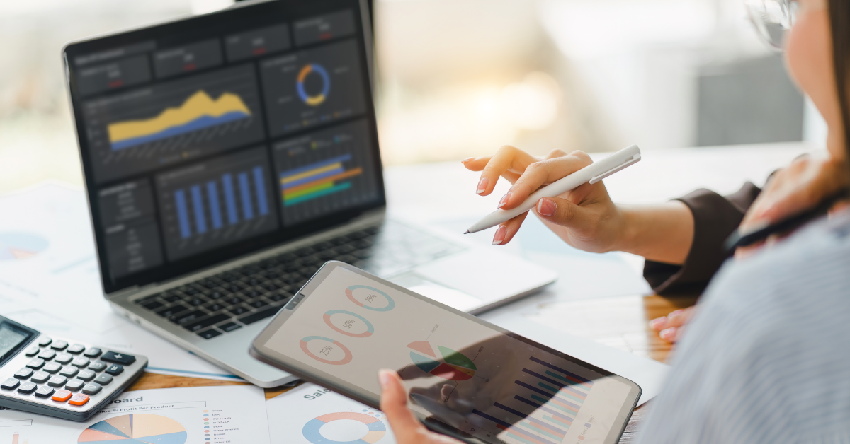 Profesional usando tipo de CRM avanzado evalúa datos