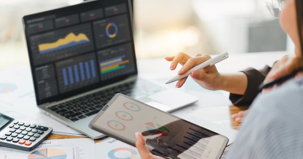Profesional usando tipo de CRM avanzado evalúa datos