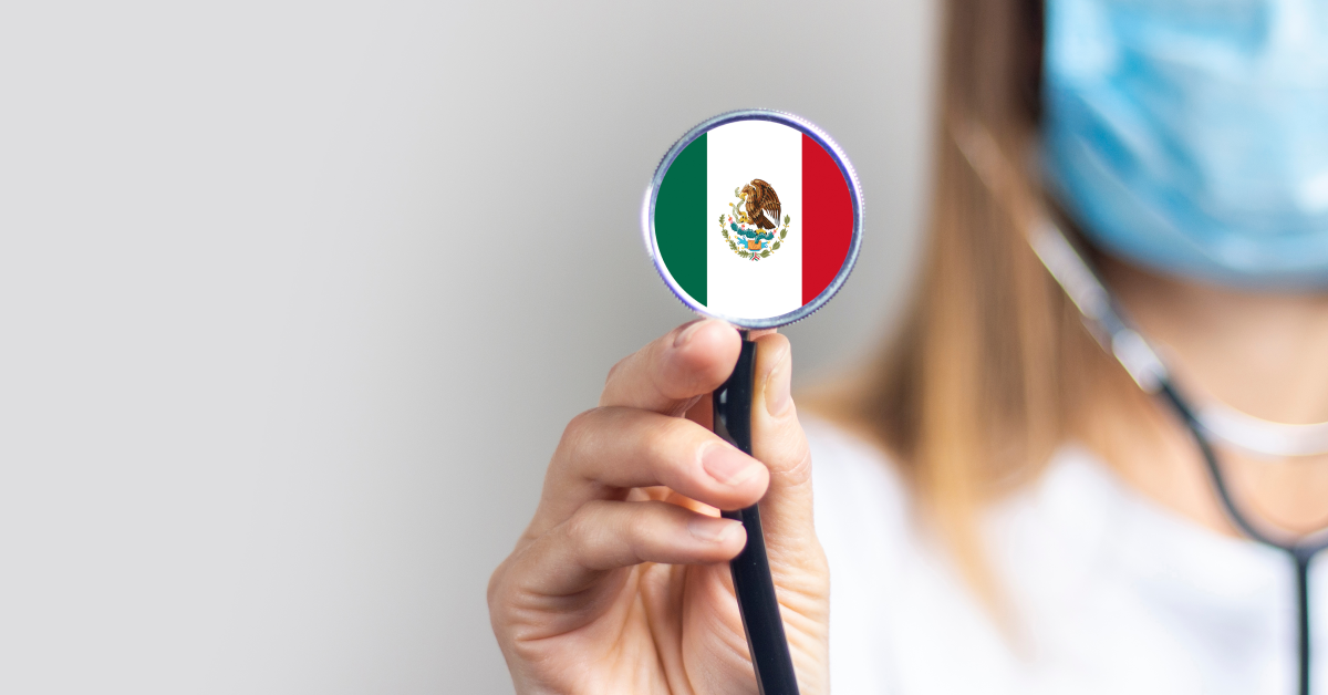 Médica sostiene estetoscopio con la bandera de México