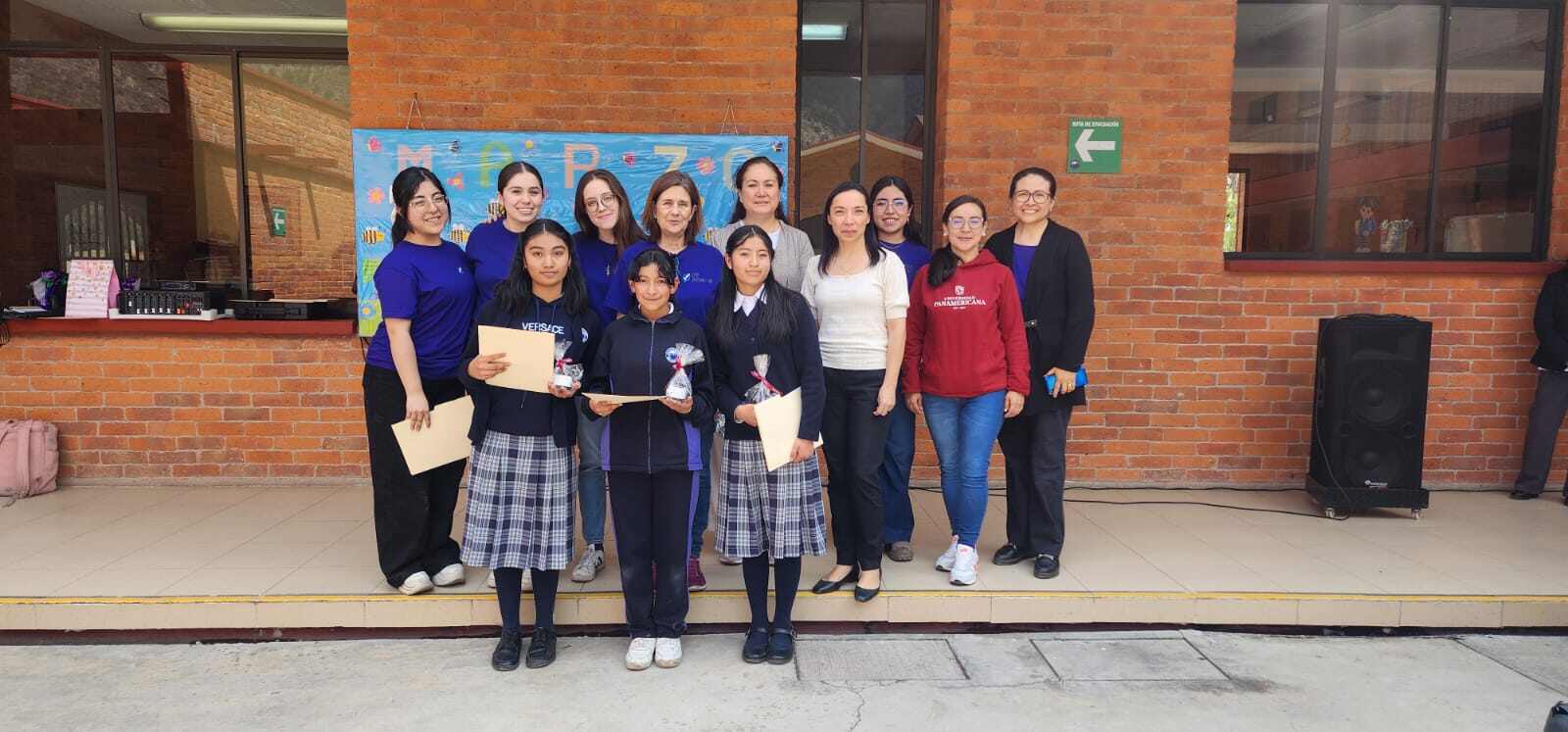 Alumnas y maestras juntas en el cierre del proyecto