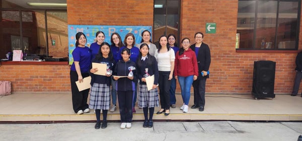 Alumnas y maestras juntas en el cierre del proyecto