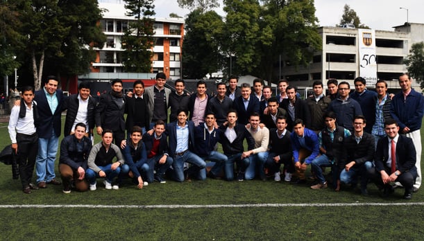 Foto clásica del club de liderazgo con Héctor González Iñarritu en la prepaUP.jpg