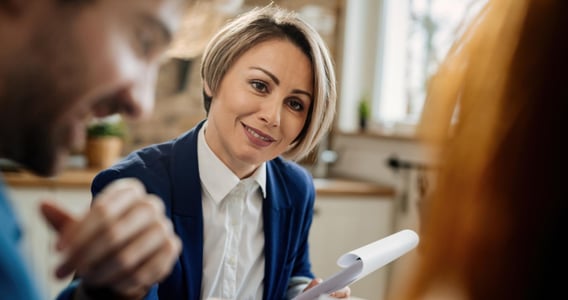 Abogada financiera experta en asesorar clientes empresariales