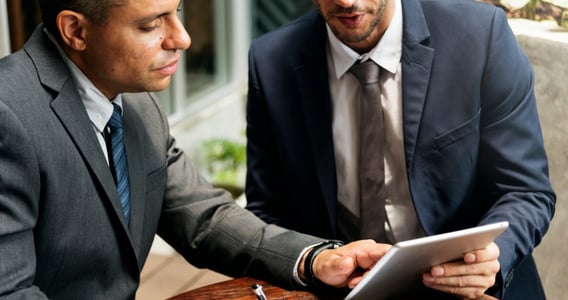 Abogado mercantil explicando a cliente estrategia de litigio
