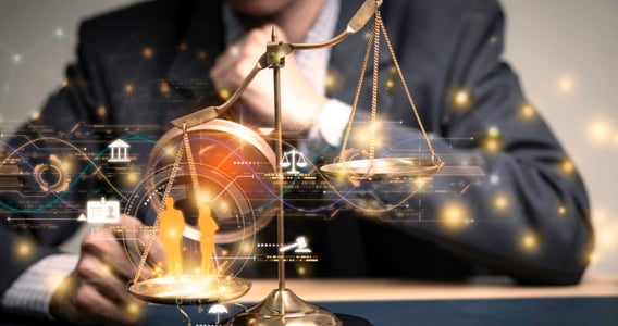 Balanza con íconos holográficos que representan derecho mercantil