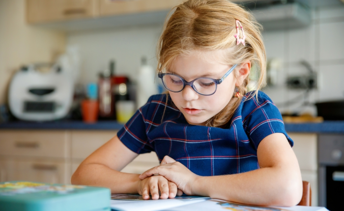 Niña con altas capacidades intelectuales estudia en casa
