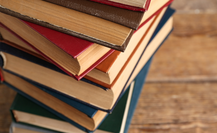 Libros de filosofía apilados