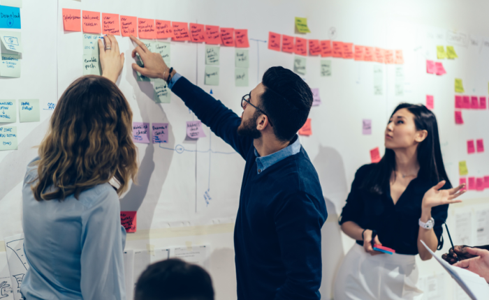 Compañeros de trabajo en ambiente de trabajo colaborativo