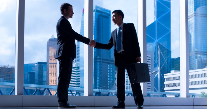 Analista M&A trabaja con homólogo de otra empresa