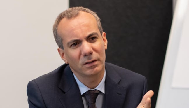 Analista político de mediana edad en oficina