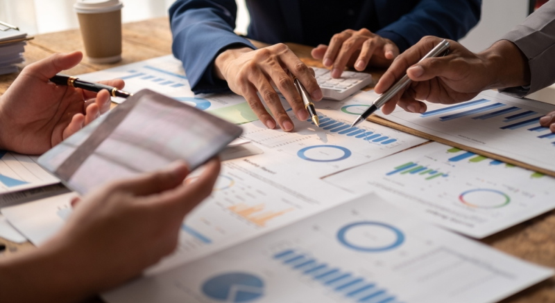Profesionales hacen análisis de marketing y miden KPIs