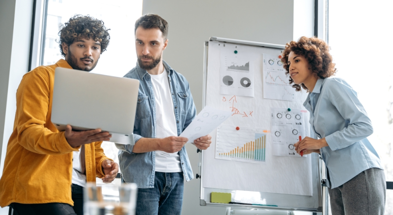Analistas de marketing trabajan en equipo