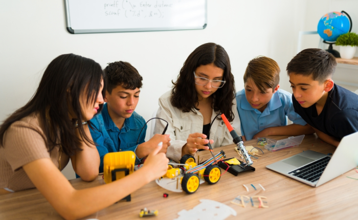 Alumnos aprenden en ambiente de trabajo colaborativo