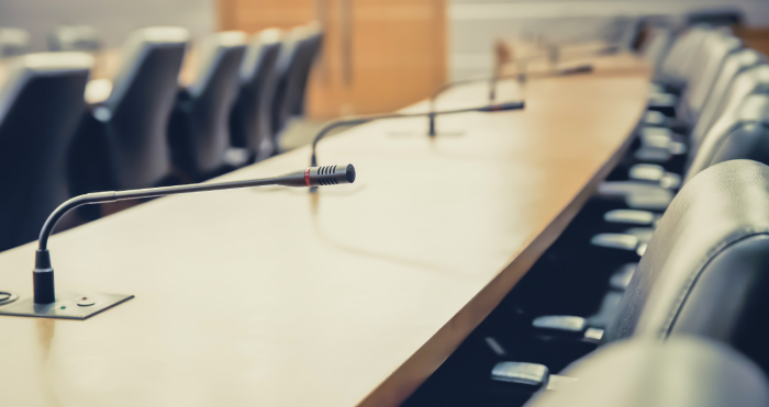 Vista de perfil de sillas en asamblea legislativa