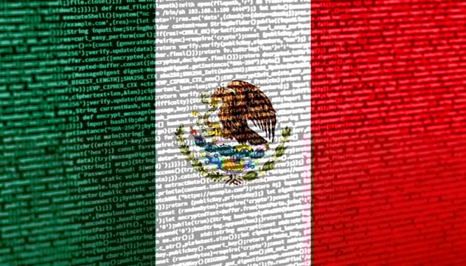 Bandera de México sobre datos digitales 