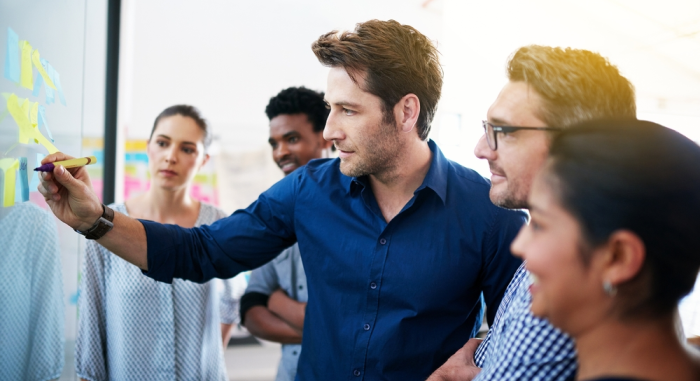 Brand Manager muestra estrategia de marketing a equipo