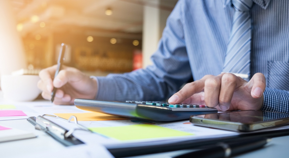 Qué hace un licenciado en economía