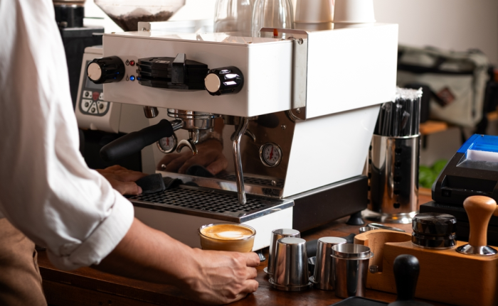 Hombre usa cafetera de calidad para hacer café