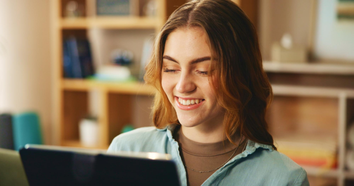 Estudiante de filosofía en línea alegre aprendiendo