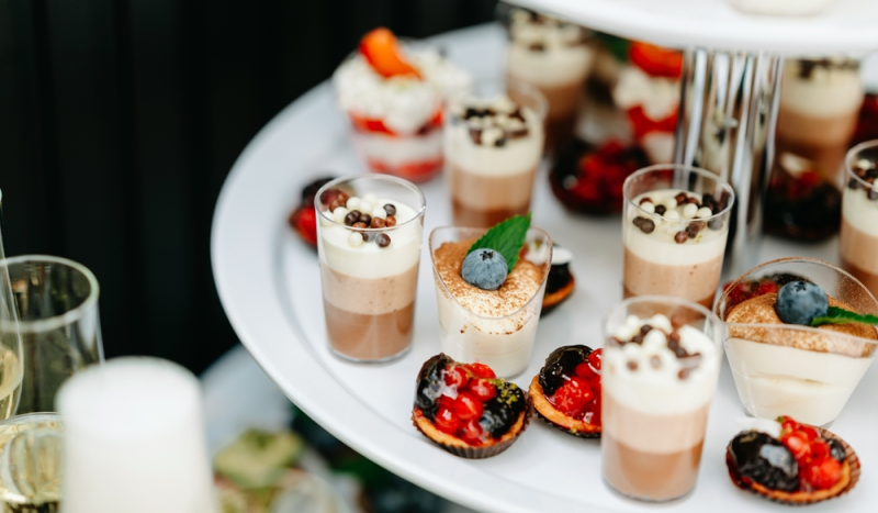 Helados y ducles presentados como catering para evento