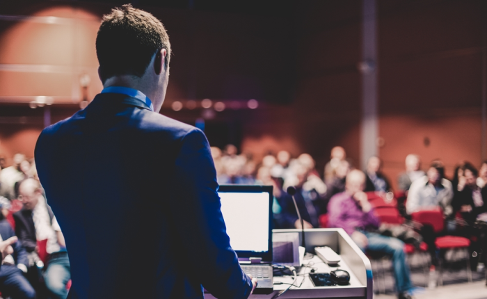 Evento corporativo con múltiples asistentes