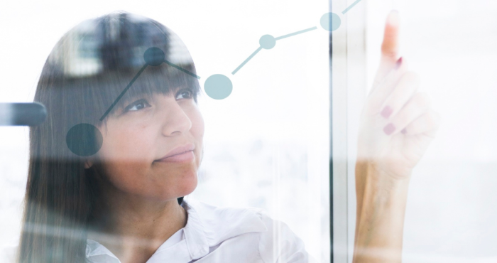 Doctora en ciencias administrativas evaluando investigación empresarial aplicada