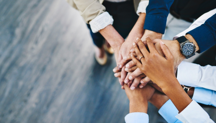 Equipo de trabajo empresarial uniendo manos