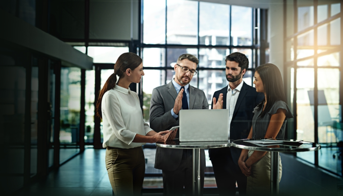 Director empresarial explica estrategia a equipo laboral
