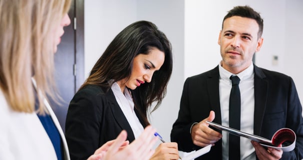 Funcionario recibe coaching de experta en ciencias políticas