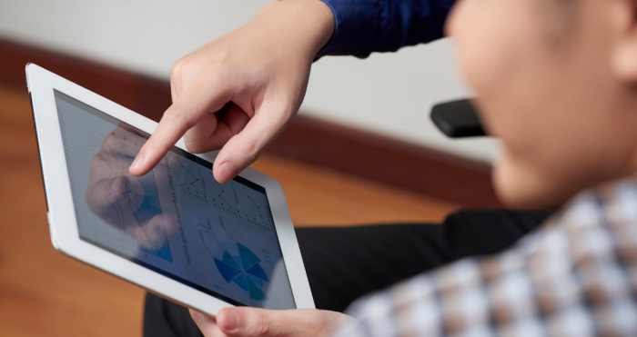 Docente emplea competencia digital para enseñar a alumno 