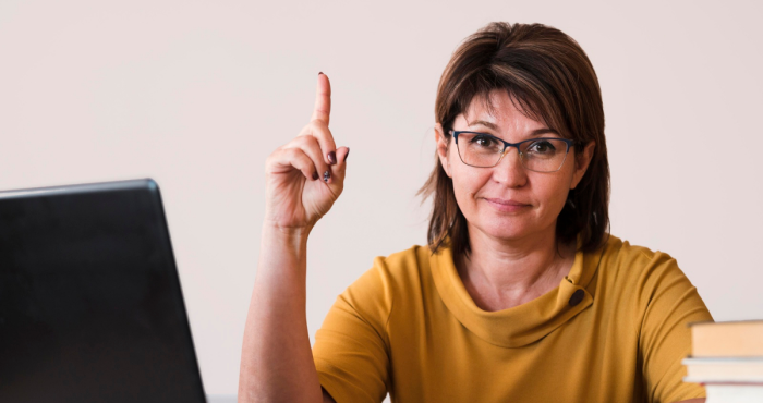 Docente capacitándose en competencias digitales para enseñar actualmente