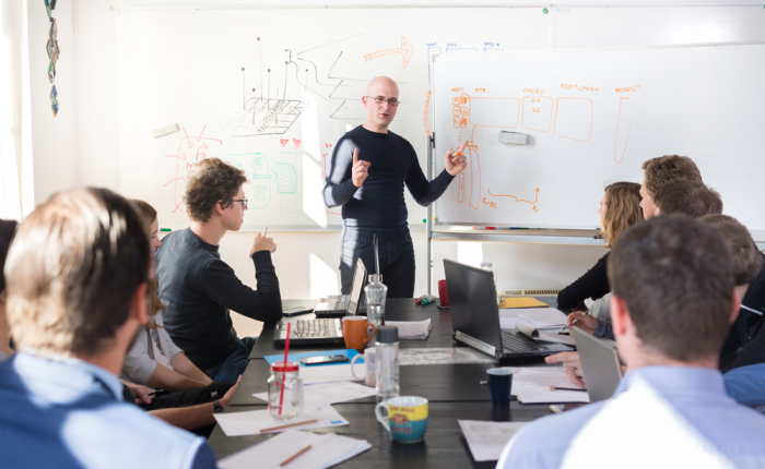 Líder empresarial pone en práctica competencias socioemocionales