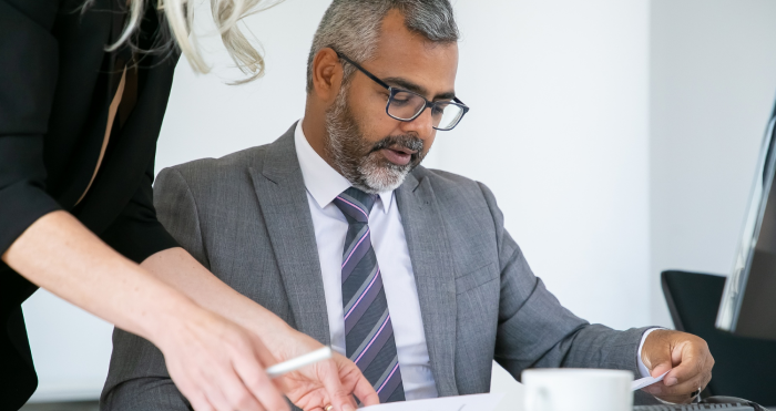 Compliance Officer revisando documentos legales y normativos en empresa