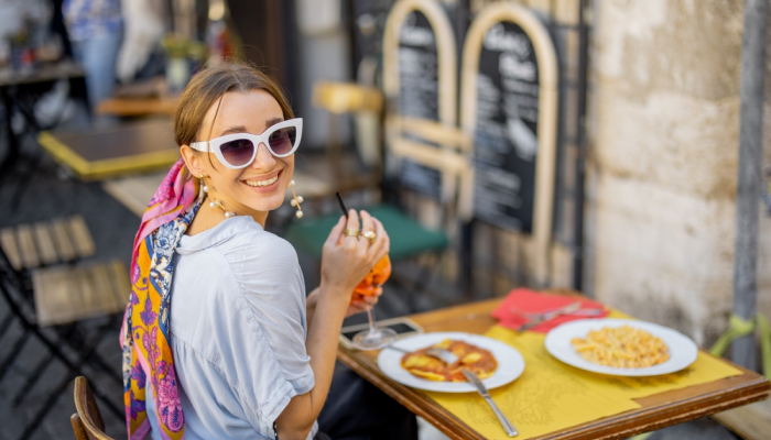Mujer joven en restaurante de concepto internacional