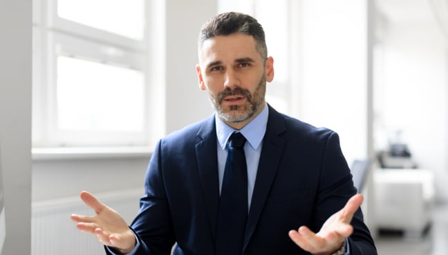 Consultor político explica propuesta a cliente administrativo