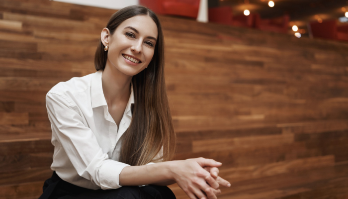 Consultora política sentada en oficinas de administración pública