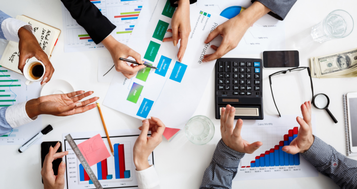 Contadores trabajan en equipo en finanzas y administración