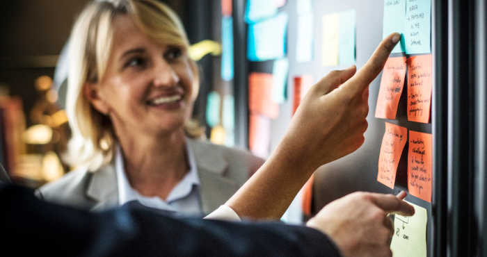 Auditora de riesgos trabajando en revisión anticorrupción empresarial