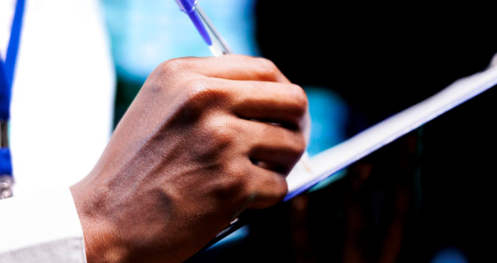 Mano de compliance officer revisando control interno