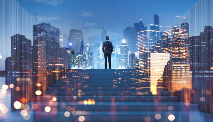 Controller financiero en panorama con edificios de noche