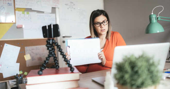 Pedagoga trabajando como curadora de contenidos digitales