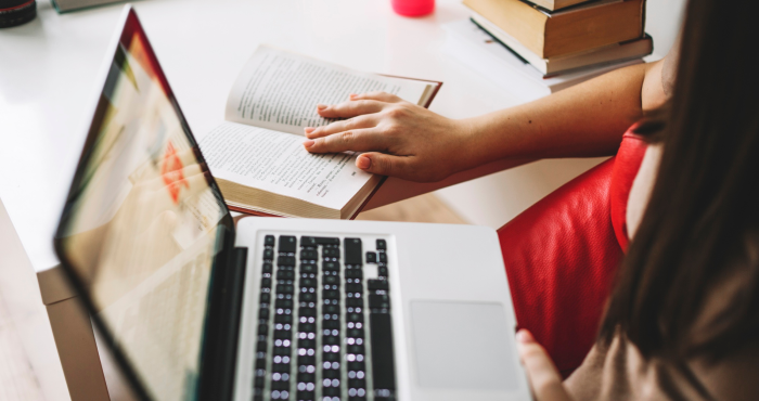 Curadora de contenidos digitales trabaja en texto didáctico