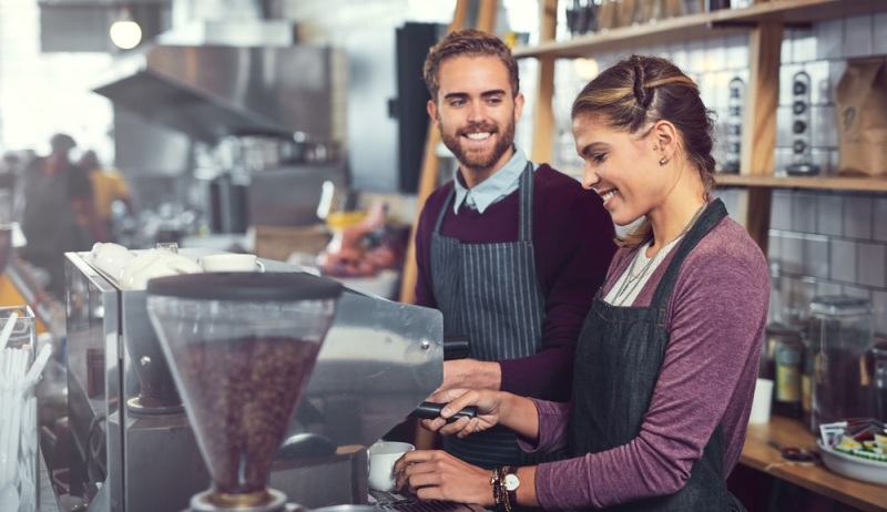 Dos empresarios jóvenes dueños de establecimiento de alimentos y bebidas