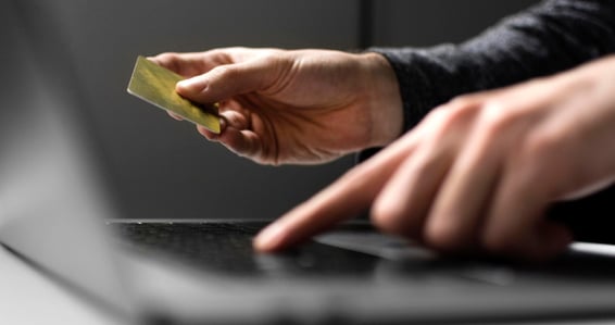 Persona cometiendo crimen fiscal haciendo transferencia ilegal
