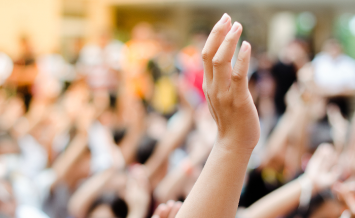 Personas participan en proceso democrático
