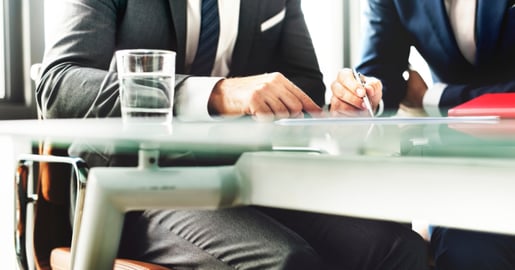Abogado empresarial trabajando con cliente sobre mesa