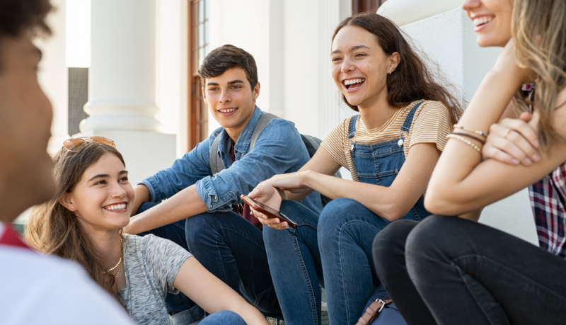 Adolescentes contentos se reúnen y platican alegres