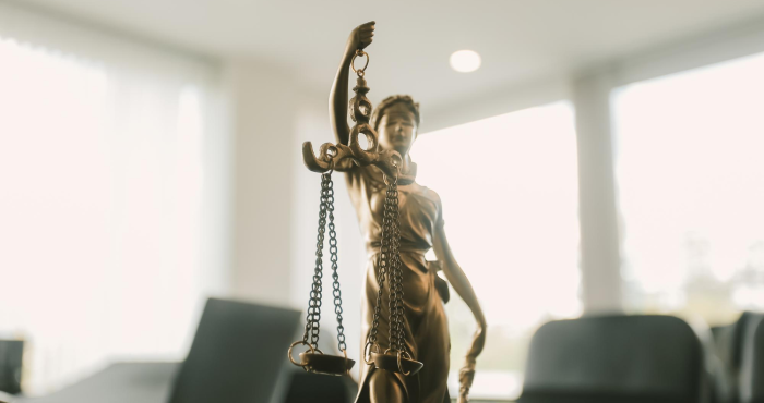 Estatuilla de justicia en despacho jurídico
