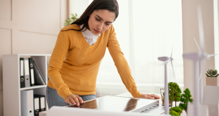 Mujer empresaria proyectando aplicación de desarrollo sustentable